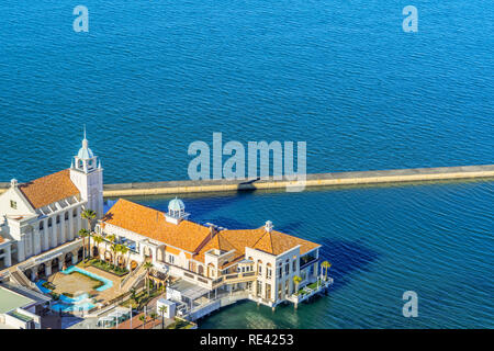 Concept d'affaires de l'Asie de l'immobilier et de la construction - Vue panoramique mer vue aérienne sous ciel bleu et soleil de Fukuoka au Japon Banque D'Images