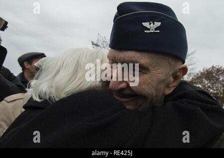 Le colonel de l'US Air Force à la retraite Gail Halvorsen, un C-52 Skymaster pilote a également connu sous le nom de Candy Bomber, étreintes Gisela Rainare, un ancien employé civil à l'ancienne Base aérienne principale Frankfurt, Allemagne, avant la cérémonie de réouverture du pont aérien de Berlin Memorial à l'extérieur de l'Aéroport International de Francfort, Allemagne, 22 novembre 2016. Les deux Halvorsen et Rainare a travaillé dans le cadre de le Pont Aérien de Berlin, également connu sous le nom d'opération Vittles, qui a livré plus de deux millions de tonnes de nourriture pour les citoyens d'un blocus de Berlin ouest entre juin 1948 et septembre 1949. Banque D'Images