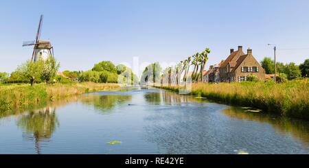 Moulin à vent le long du Canal de Damme à Bruges, Flandre, Belgique, Europe Banque D'Images