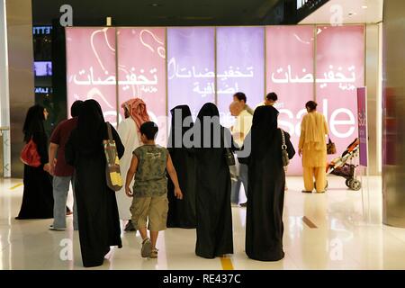 Boutiques dans le centre commercial de Dubaï, Dubaï, Émirats arabes unis, Moyen Orient Banque D'Images