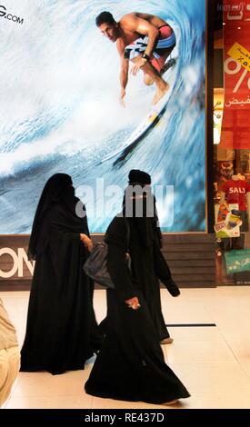 Les femmes voilées dans le centre commercial de Dubaï, Dubaï, Émirats arabes unis, Moyen Orient Banque D'Images