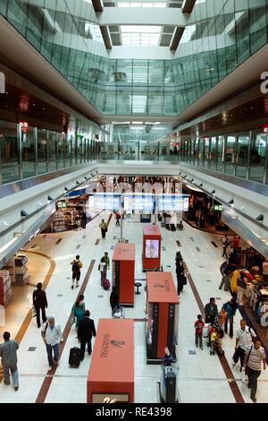 Zone de duty free à l'Aéroport International de Dubaï, Terminal 3, exclusivement pour Emirates Airlines, Dubaï, Émirats Arabes Unis Banque D'Images