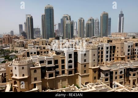 Appartements en vieille ville de Dubaï et de gratte-ciel dans le centre-ville de Dubaï, aux Émirats arabes unis, Moyen Orient Banque D'Images