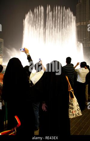 Fontaine à la Lake Dubaï, le plus grand spectacle du soir, fontaine, le centre-ville de Dubaï, aux Émirats arabes unis, Moyen Orient Banque D'Images