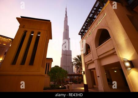 Burj Dubai, plus haut édifice au monde, vu de la vieille ville, partie du centre-ville de Dubaï Dubaï, Émirats Arabes Unis Banque D'Images