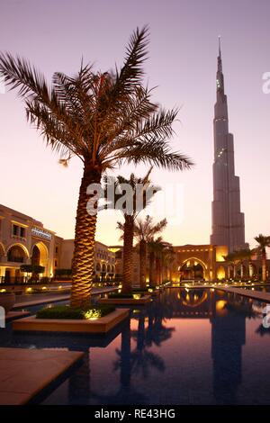 Burj Dubai, plus haut édifice au monde, vu de la vieille ville, partie du centre-ville de Dubaï Dubaï, Émirats Arabes Unis Banque D'Images