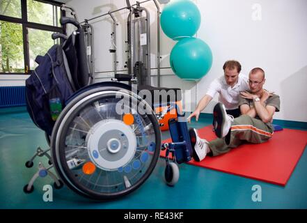 Exercices de mobilisation pour encourager le mouvement, des exercices de coordination et de formation de muscle d'un patient, la physiothérapie, Banque D'Images