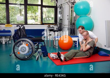 Exercices de mobilisation pour encourager le mouvement, des exercices de coordination et de formation de muscle d'un patient, la physiothérapie, Banque D'Images