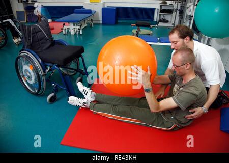 Exercices de mobilisation pour encourager le mouvement, des exercices de coordination et de formation de muscle d'un patient, la physiothérapie, Banque D'Images