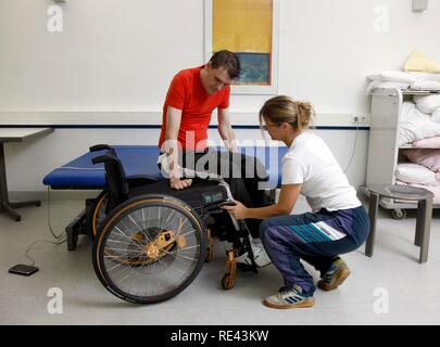 Pour les exercices de mobilisation et de circulation de la formation, le développement musculaire et des exercices de coordination pour un patient, la thérapie physique Banque D'Images