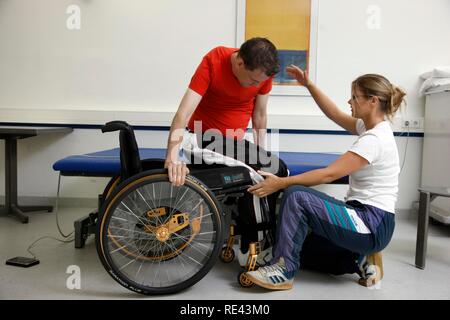 Pour les exercices de mobilisation et de circulation de la formation, le développement musculaire et des exercices de coordination pour un patient, la thérapie physique Banque D'Images