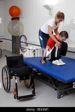 Pour les exercices de mobilisation et de circulation de la formation, le développement musculaire et des exercices de coordination pour un patient, la thérapie physique Banque D'Images