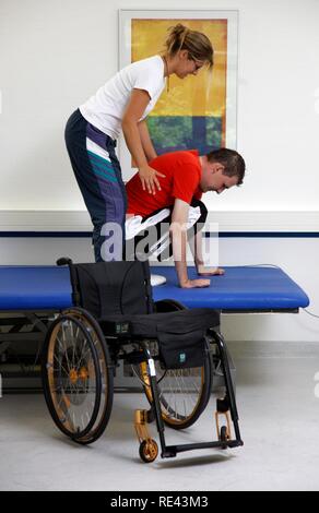 Pour les exercices de mobilisation et de circulation de la formation, le développement musculaire et des exercices de coordination pour un patient, la thérapie physique Banque D'Images