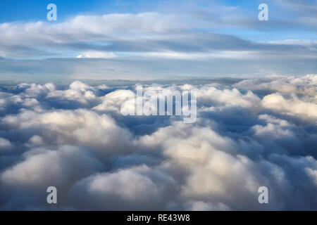 Cloudscape vu à travers la fenêtre d'un avion. Banque D'Images