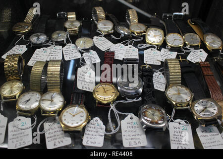 Old vintage montres avec des étiquettes de prix Banque D'Images