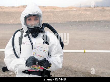 Airman Senior Pena Sabrina fonctionne comme un sex-zone plomb triage Mercredi, 16 novembre 2017 au cours de la garde vigilante à North Las Vegas. VG 17 a été la première des quatre exercices de préparation en cas de catastrophe opérationnelle conjointe cette année, organisé par le U.S. Northern Command. L'exercice de la semaine dernière en cause de multiplicité des organismes fédéraux et d'État, y compris la ville de North Las Vegas, le Nevada et la Californie et le Nevada la garde nationale de la Division de la gestion des urgences. Banque D'Images