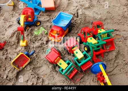 Bac à sable, les véhicules de construction, excavatrices, camions, les jouets pour enfants, en plastique Banque D'Images