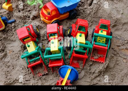 Bac à sable, les véhicules de construction, excavatrices, camions, les jouets pour enfants, en plastique Banque D'Images