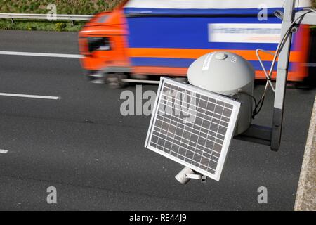 Solar-powered capteurs mesurent le flux du trafic pour déterminer un embouteillage ou de faire une prévision de l'élaboration du trafic Banque D'Images