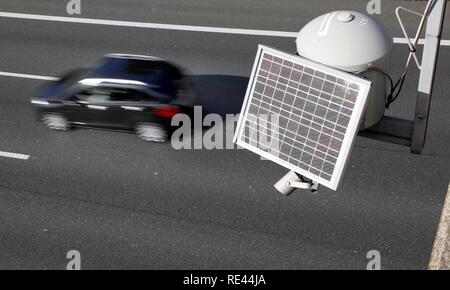 Solar-powered capteurs mesurent le flux du trafic pour déterminer un embouteillage ou de faire une prévision de l'élaboration du trafic Banque D'Images