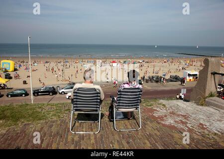 Haute saison sur la plage de Scheveningen, beach district de La Haye, la plus grande station balnéaire des Pays-Bas, Europe Banque D'Images