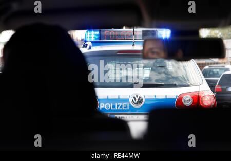 Une voiture de police avec lumières clignotantes et les lettres 'Folgen' suivre, a arrêté un véhicule, le contrôle de la circulation Banque D'Images