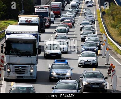 Voiture de police de la highway patrol le piquant à un embouteillage d'obtenir à un accident de voiture sur l'autoroute A2 Banque D'Images