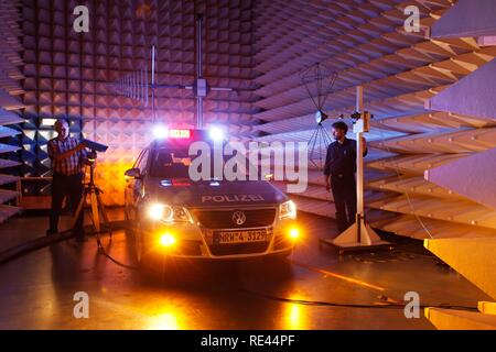 L'essai d'une voiture de patrouille pour l'électronique de l'influence du rayonnement électromagnétique dans le laboratoire EMC, EMC, contrôle Banque D'Images