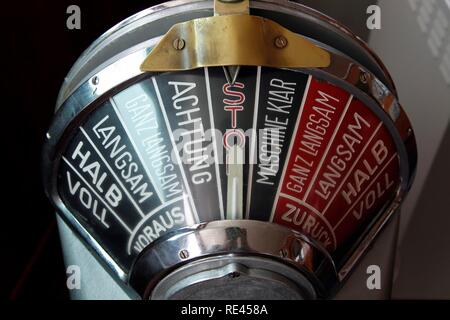 L'indicateur de vitesse du moteur, télégraphe, bateau musée, ancien cargo Cap San Diego, Landungsbruecken jetées, district St. Banque D'Images