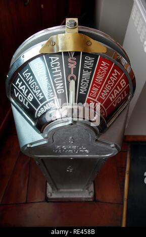 L'indicateur de vitesse du moteur, télégraphe, bateau musée, ancien cargo Cap San Diego, Landungsbruecken jetées, district St. Banque D'Images