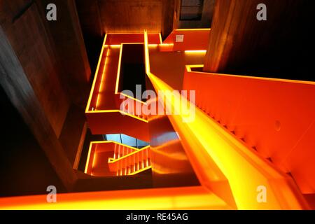 Escalier principal lumineux rouge dans le nouveau musée Ruhrmuseum, ouvert en janvier 2010, l'année capitale, dans l'ex-coal Banque D'Images