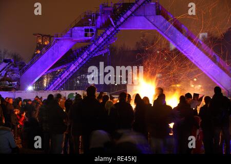 Ungestuemes Ungetuem "installation de lumière', bruyant et monster, pelle, grattoir portail éclairé de joie, à l'GlueckAuf2010 Banque D'Images