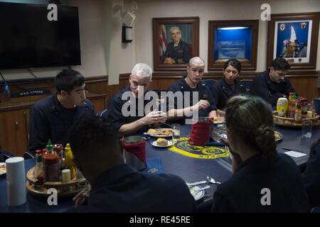 Le Golfe Arabique (nov. 17, 2016) Arrière Adm. Jim Malloy, centre, commandant de la Force 50, parle avec le chef à bord du mess des missiles de l'USS Hopper (DDG 70). Hopper soutient les opérations de sécurité maritime et les efforts de coopération en matière de sécurité dans le théâtre dans la 5e flotte américaine zone d'opérations. Banque D'Images