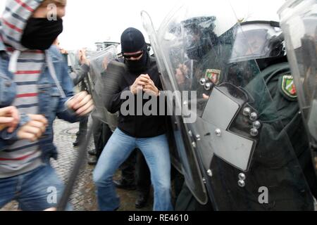 Les jeunes agents de police apprennent à gérer manifestants violents pendant un exercice, Rhénanie du Nord-Westphalie Banque D'Images
