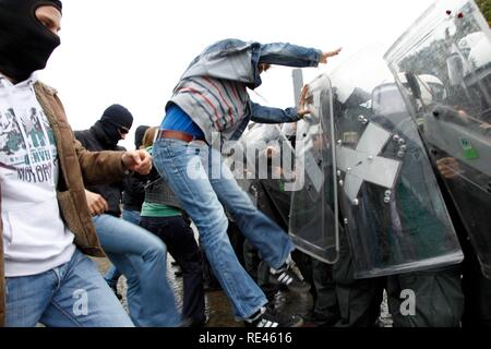 Les jeunes agents de police apprennent à gérer manifestants violents pendant un exercice, Rhénanie du Nord-Westphalie Banque D'Images