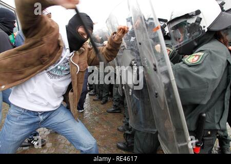 Les jeunes agents de police apprennent à gérer manifestants violents pendant un exercice, Rhénanie du Nord-Westphalie Banque D'Images