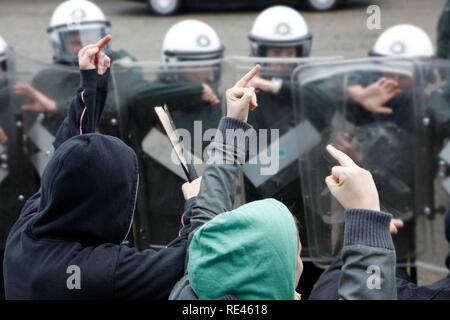 Les jeunes agents de police apprennent à gérer manifestants violents pendant un exercice, Rhénanie du Nord-Westphalie Banque D'Images