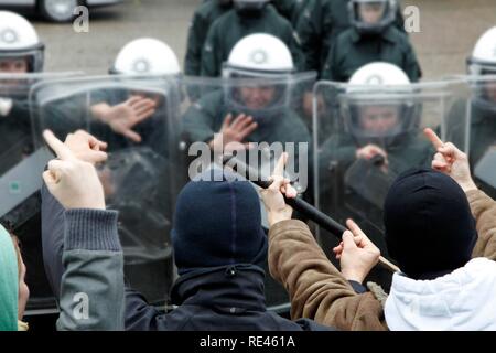 Les jeunes agents de police apprennent à gérer manifestants violents pendant un exercice, Rhénanie du Nord-Westphalie Banque D'Images