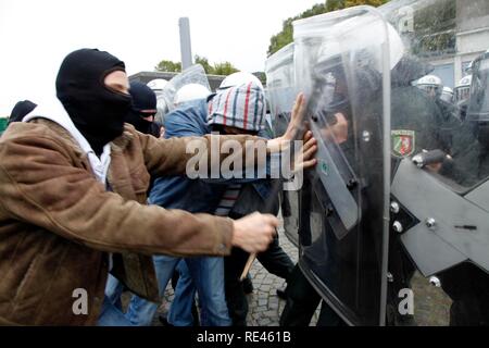 Les jeunes agents de police apprennent à gérer manifestants violents pendant un exercice, Rhénanie du Nord-Westphalie Banque D'Images