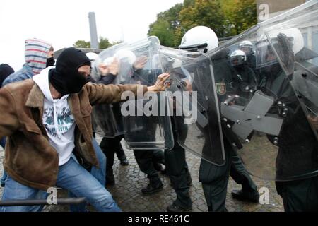 Les jeunes agents de police apprennent à gérer manifestants violents pendant un exercice, Rhénanie du Nord-Westphalie Banque D'Images