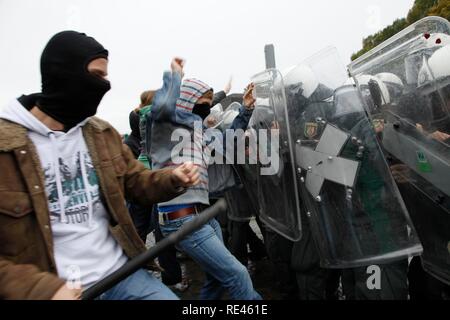 Les jeunes agents de police apprennent à gérer manifestants violents pendant un exercice, Rhénanie du Nord-Westphalie Banque D'Images