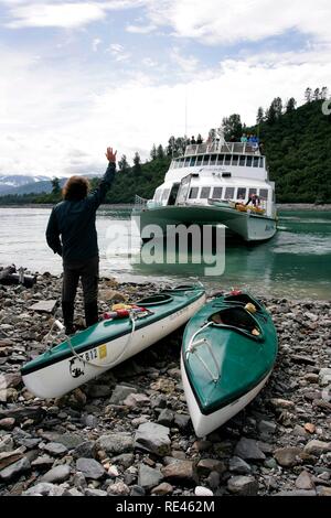 L'homme avec des kayaks en attente de transport par traversier, Station forestière, Glacier Bay National Park, Alaska, USA Banque D'Images