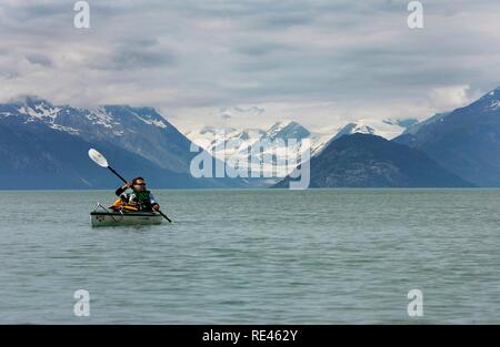 Kayak sur l'entrée d'Tarr, excursion en kayak sur plusieurs jours dans le Parc National de Glacier Bay, Alaska, USA Banque D'Images