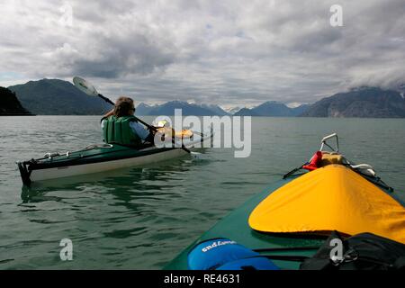 Kayak sur l'entrée d'Tarr, excursion en kayak sur plusieurs jours dans le Parc National de Glacier Bay, Alaska, USA Banque D'Images