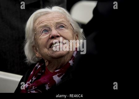 Gisela Rainare, un ancien employé civil à l'ancienne Base aérienne principale Frankfurt, Allemagne, à l'écoute de l'US Air Force à la retraite, le Colonel Gail Halvorsen, un C-52 Skymaster pilote a également connu sous le nom de Candy Bomber, après la cérémonie de réouverture du pont aérien de Berlin Memorial à l'extérieur de l'Aéroport International de Francfort, Allemagne, 22 novembre 2016. Les deux Halvorsen et Rainare a travaillé dans le cadre de le Pont Aérien de Berlin, également connu sous le nom d'opération Vittles, qui a livré plus de deux millions de tonnes de nourriture pour les citoyens d'un blocus de Berlin ouest entre juin 1948 et septembre 1949. Banque D'Images