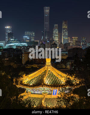 Beijing / Chine - 10 octobre 2018 : nuit panoramique vue sur les gratte-ciel du quartier central des affaires de Pékin, vues du parc Jingshan Banque D'Images