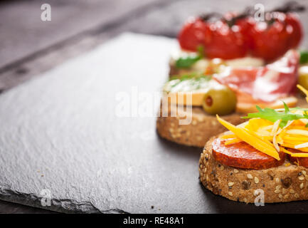 Mini sandwiches alimentaires. Brushetta ou d'authentiques tapas espagnoles traditionnelles pour le déjeuner table. En-cas délicieux antipasti, apéritif, pique-nique sur la partie ou t Banque D'Images