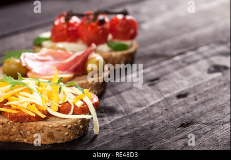 Mini sandwiches alimentaires. Brushetta ou d'authentiques tapas espagnoles traditionnelles pour le déjeuner table. En-cas délicieux antipasti, apéritif, pique-nique sur la partie ou t Banque D'Images