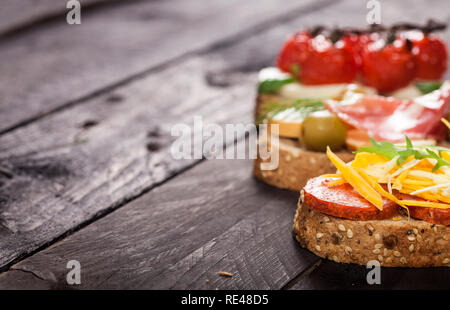 Mini sandwiches alimentaires. Brushetta ou d'authentiques tapas espagnoles traditionnelles pour le déjeuner table. En-cas délicieux antipasti, apéritif, pique-nique sur la partie ou t Banque D'Images