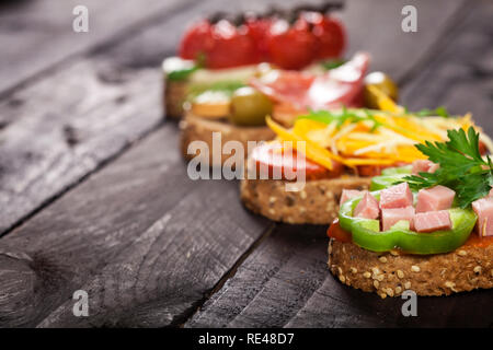 Mini sandwiches alimentaires. Brushetta ou d'authentiques tapas espagnoles traditionnelles pour le déjeuner table. En-cas délicieux antipasti, apéritif, pique-nique sur la partie ou t Banque D'Images